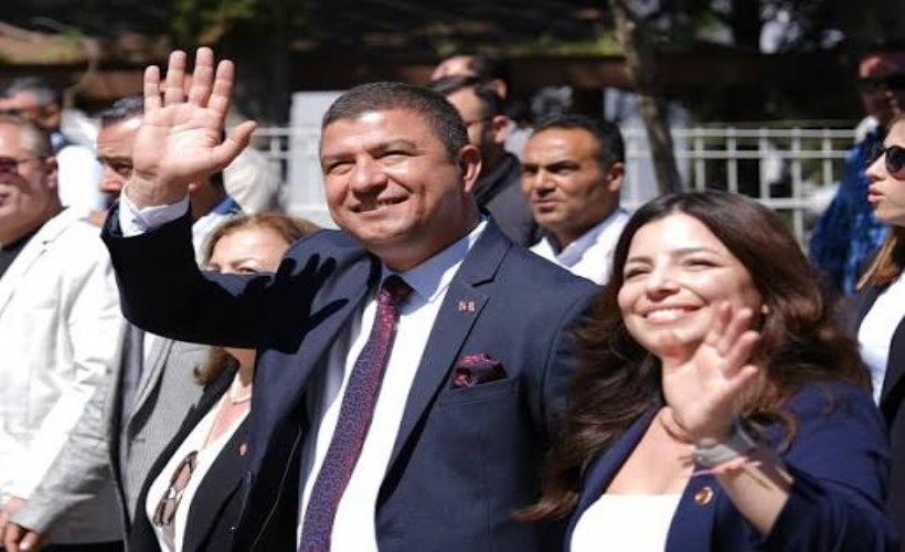 İzmir'de Yeni Parti'ye geçişler aralıksız sürüyor. İlçe Belediye Başkanları ve