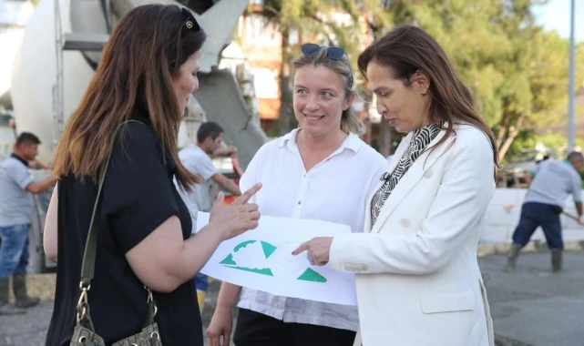 Karşıyaka Belediye Başkanı Yıldız Ünsal, Cumhuriyet Mahallesi’ne yaptığı ziyarette çocuk