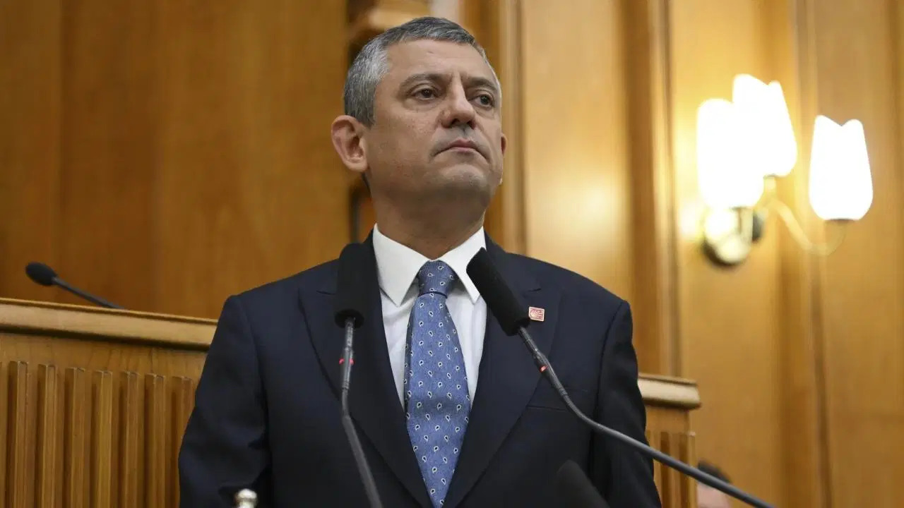 Yeni Parti Genel Başkanı Özgür Özel İzmir'e gelerek cezaevi ziyareti