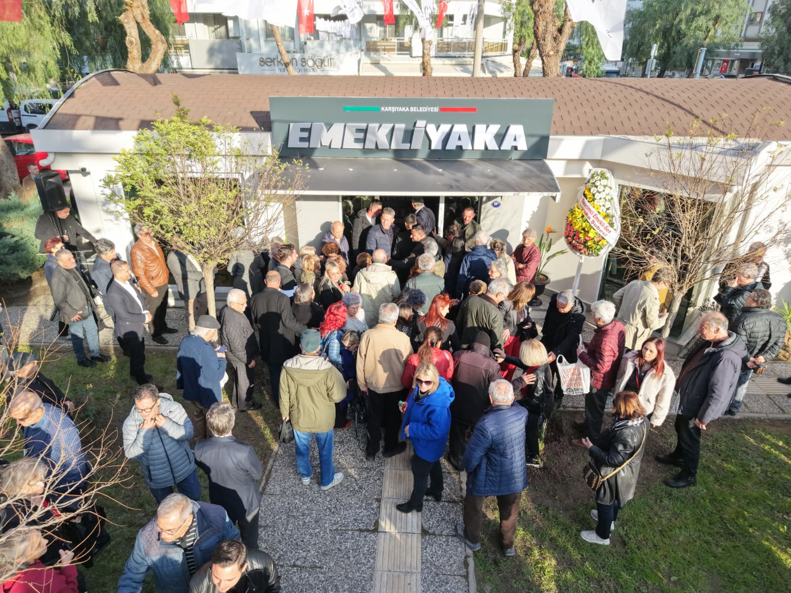 Karşıyaka Belediyesi’nin hizmete açtığı Emekli Yaka, yüzlerce vatandaşı ağırlayarak kentin