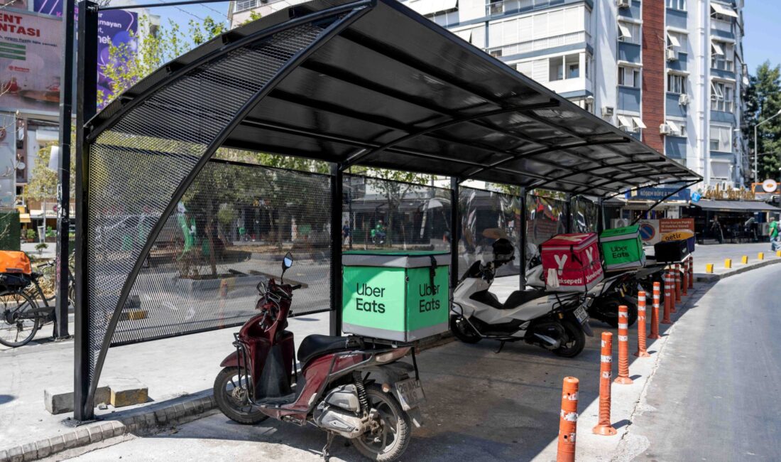 Bornova Belediyesi, Küçükpark’taki trafik yoğunluğunu azaltmak amacıyla kurduğu Motokurye Parkı’nın