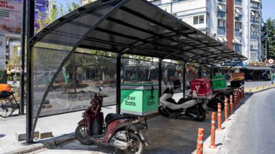 Bornova Belediyesi, Küçükpark’taki trafik yoğunluğunu azaltmak amacıyla kurduğu Motokurye Parkı’nın