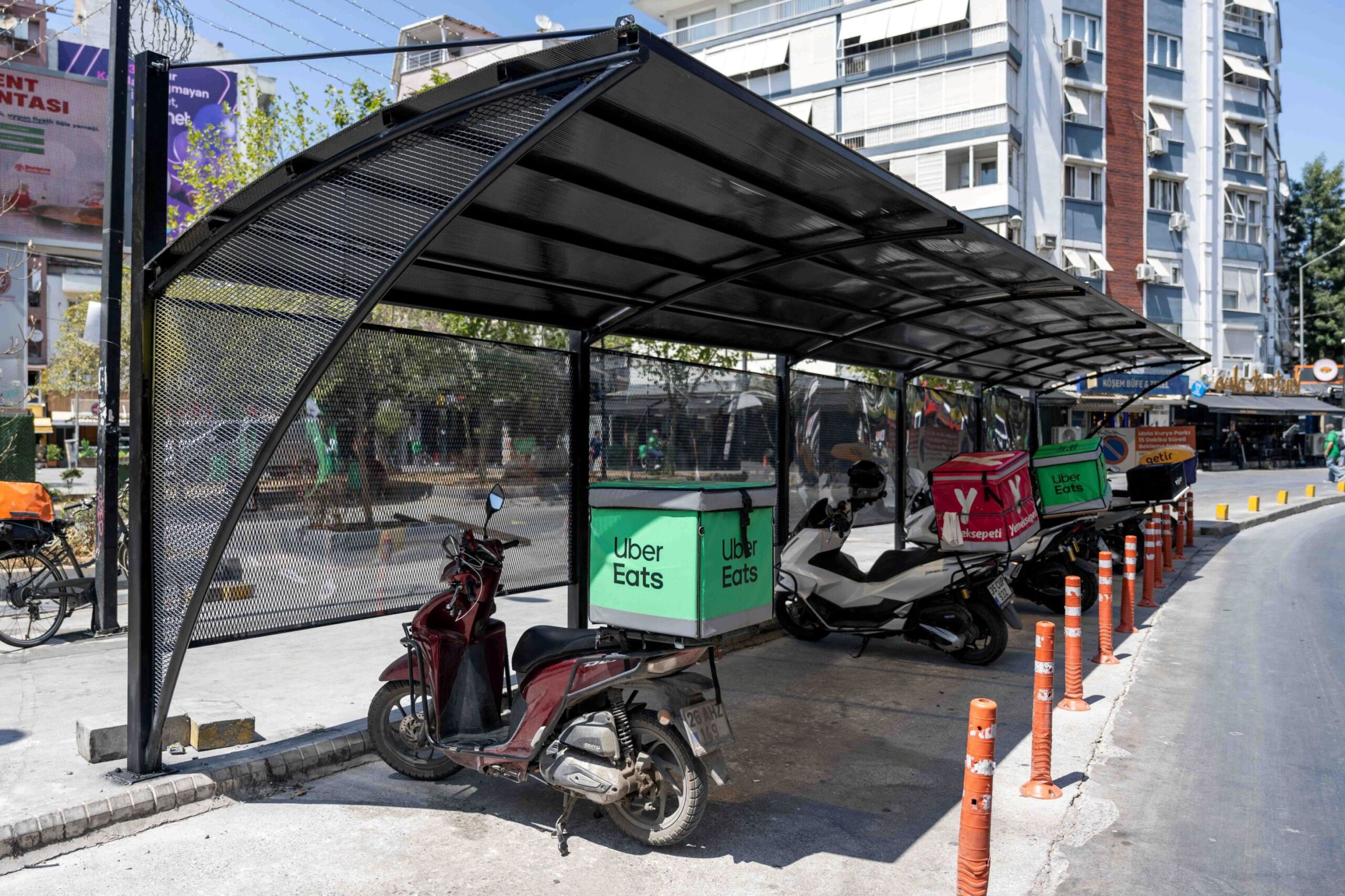 Bornova Belediyesi, Küçükpark’taki trafik yoğunluğunu azaltmak amacıyla kurduğu Motokurye Parkı’nın