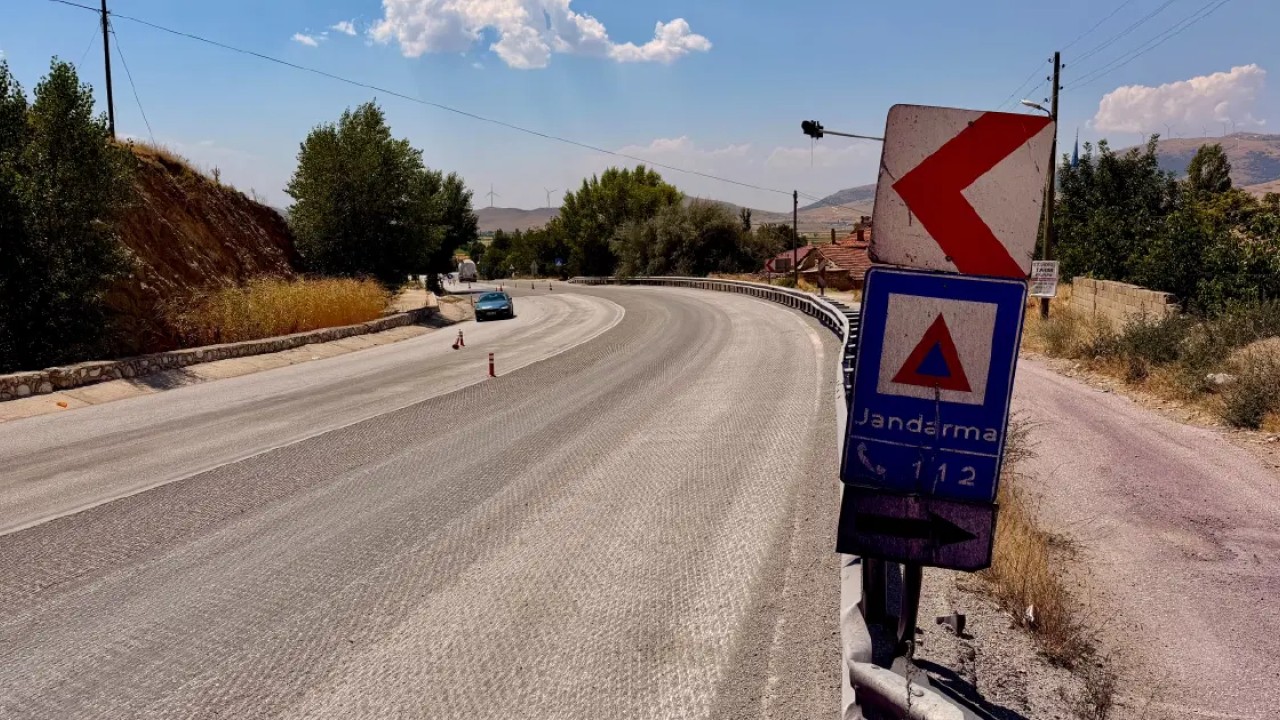 Yıkama çalışmaları boyayı çıkarmayınca beş kilometrelik bölüm iş makineleriyle kazındı.