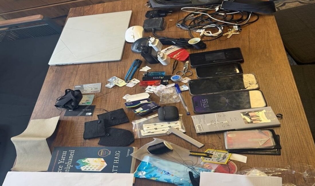 İzmir Alsancak Garı’nda unutulan bir çantadan düğme kameralar, internet dağıtıcıları