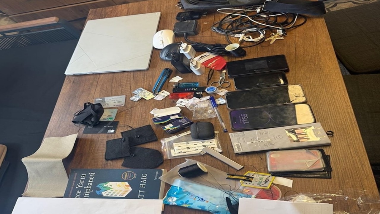 İzmir Alsancak Garı’nda unutulan bir çantadan düğme kameralar, internet dağıtıcıları