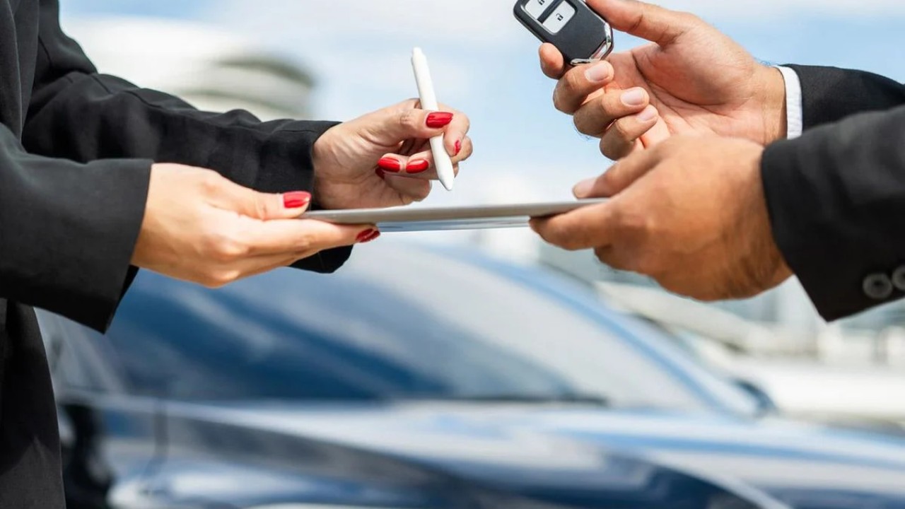 Ticaret Bakanlığı'nın Resmi Gazete'de yayımladığı yeni yönetmelik, araç kiralama sektöründe