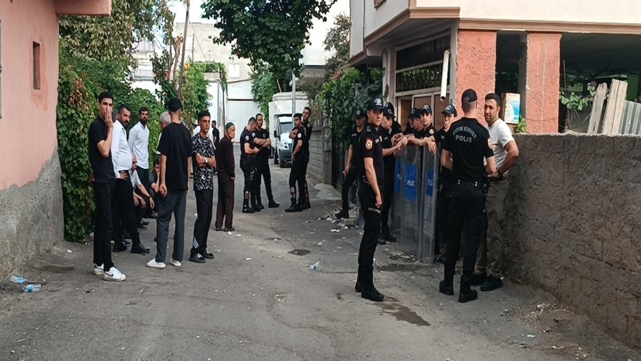 Batman'da Seve Cihangir bıçaklanarak öldürüldü ve cesedi evlerinin avlusundaki çöp