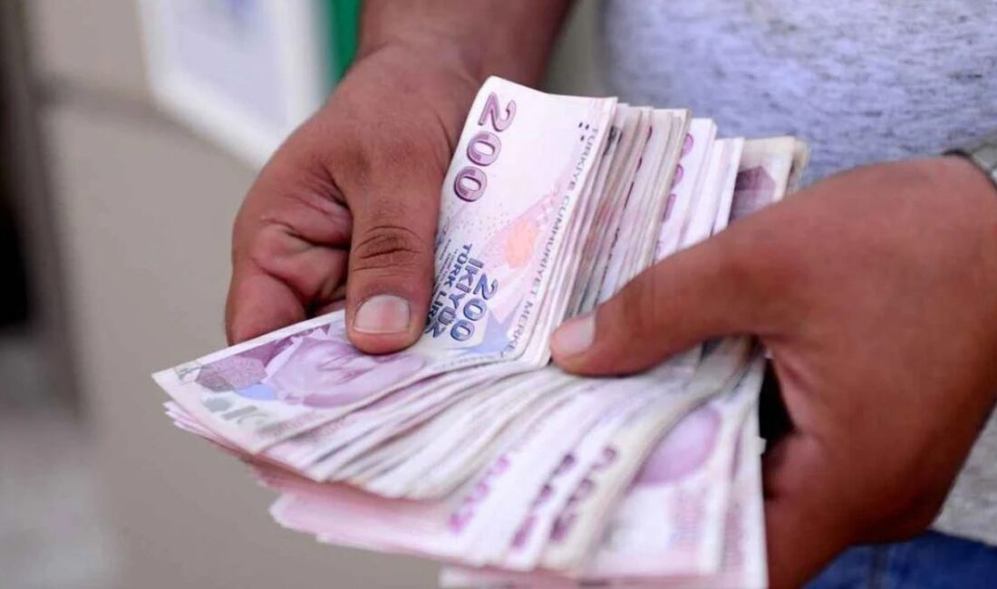 Gece yarısı yapılan zam pompaya yansıdı. Üç büyükşehirde benzin fiyatları