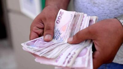 Gece yarısı yapılan zam pompaya yansıdı. Üç büyükşehirde benzin fiyatları
