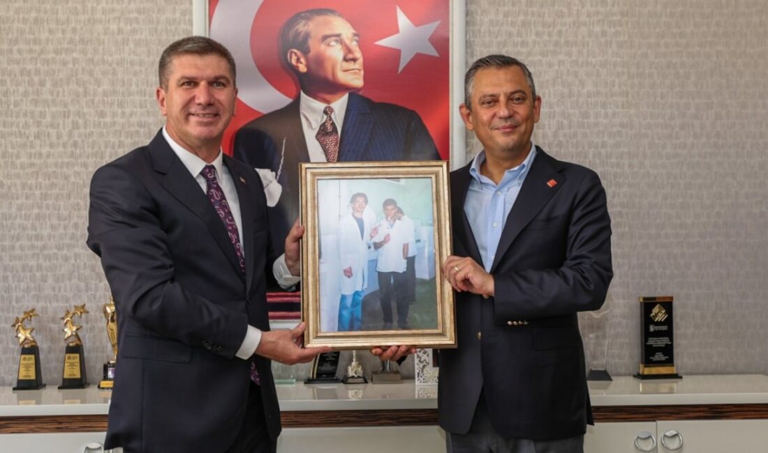 Burdur Belediye Başkanı Ali Orkun Ercengiz, CHP'den istifa eden 15