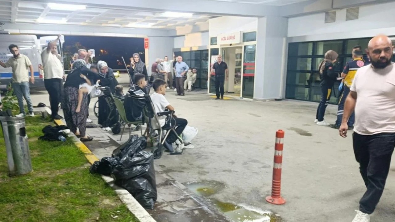 Orhaneli'de bir sünnet düğününde ikram edilen tavuklu pilavı yiyen 367