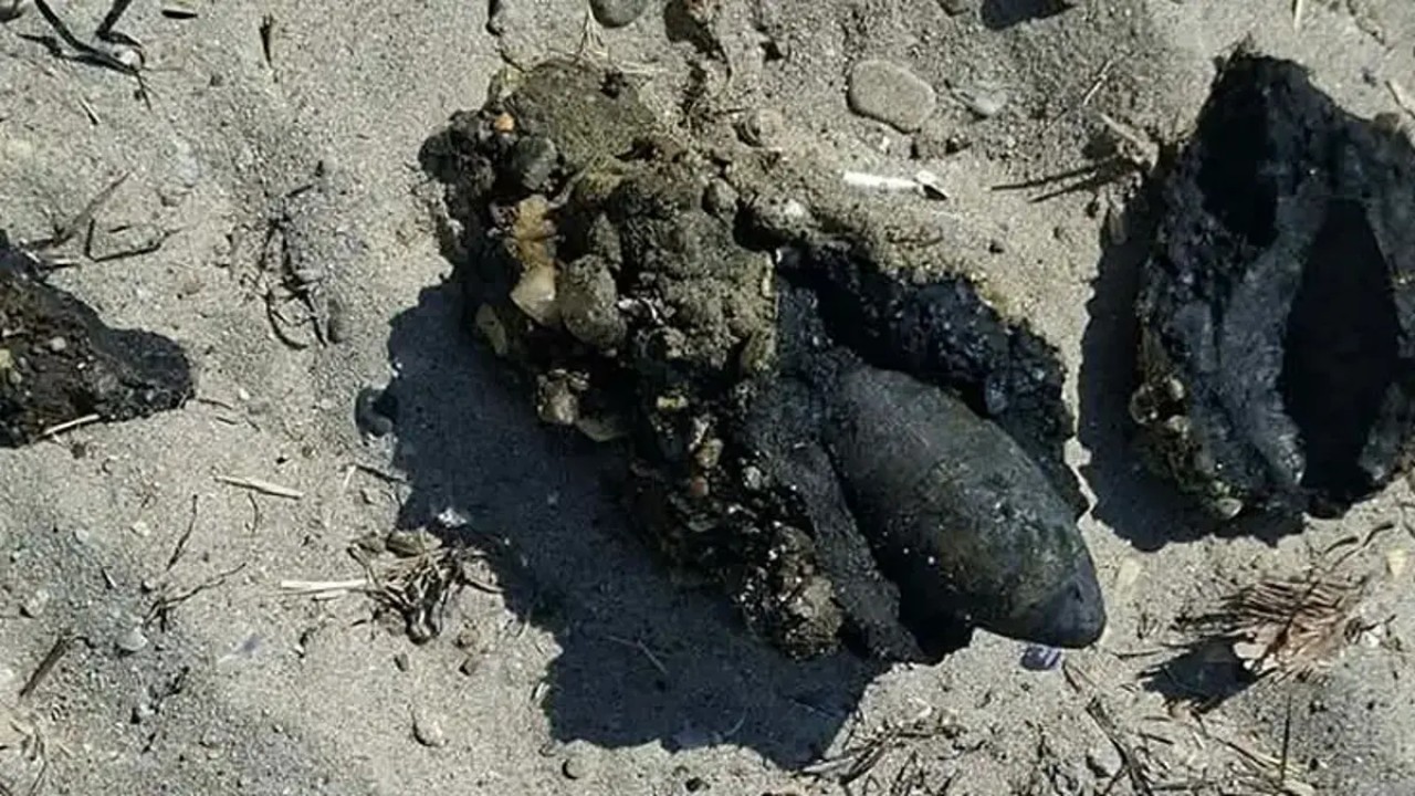 Çanakkale'de bir halk plajında patlamamış top mermisi keşfedildi. Mermi, polis