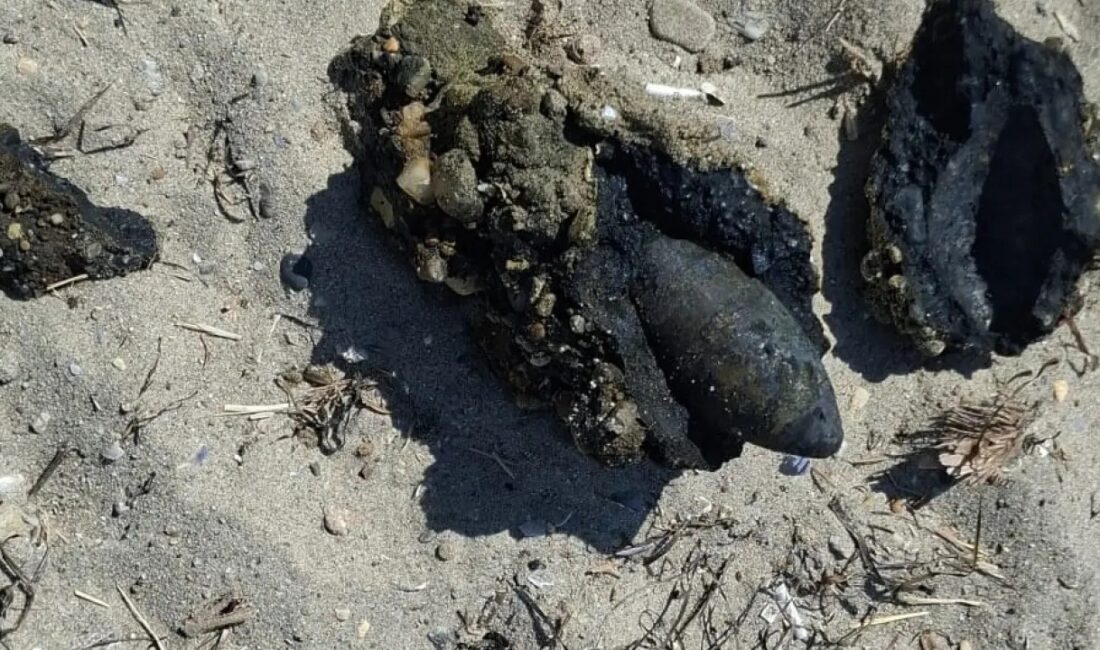 Çanakkale'de bir halk plajında denizden çıkarılan metal parçanın savaştan kalma