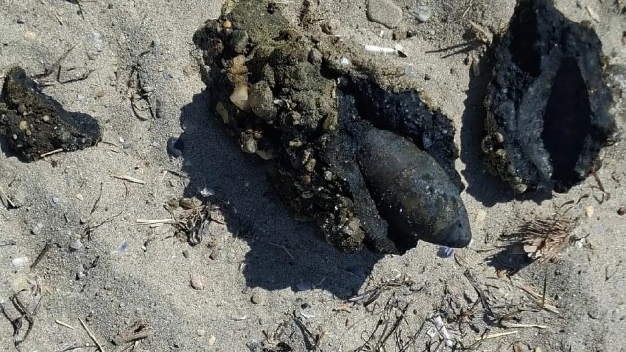 Çanakkale'de bir halk plajında denizden çıkarılan metal parçanın savaştan kalma