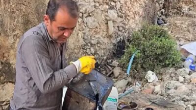 Antalya'da yaşayan Osman Akın, dağlardan topladığı kurumuş sedir köklerini atalarından