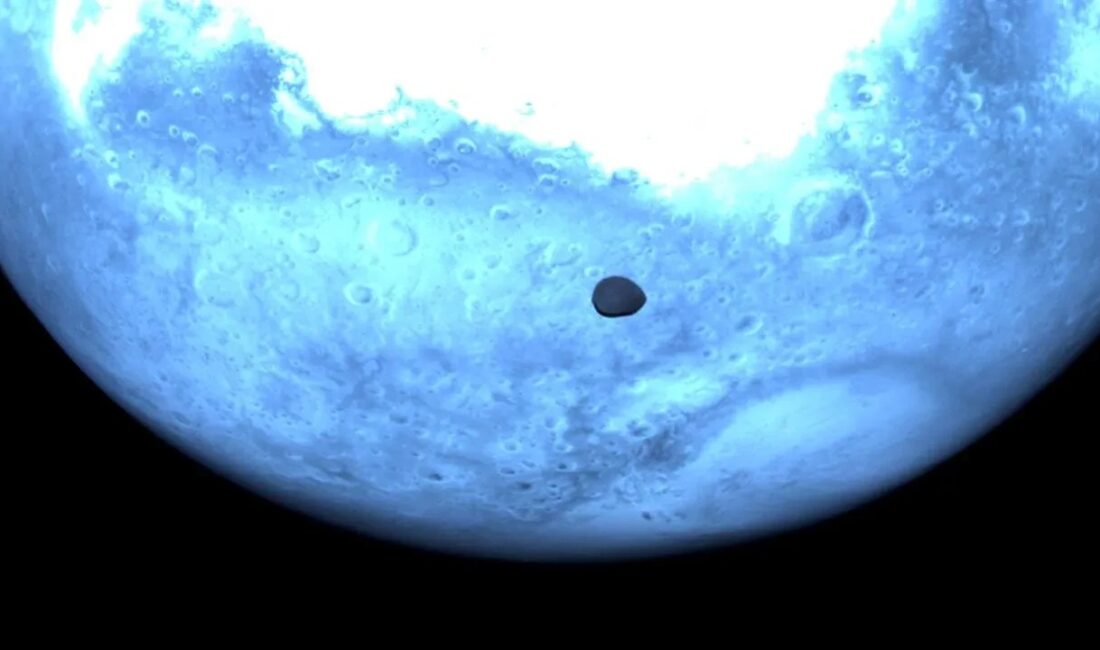 Mars'ın dış uydusu Deimos'un pürüzsüz yüzeyi ile güney kutbundaki dev