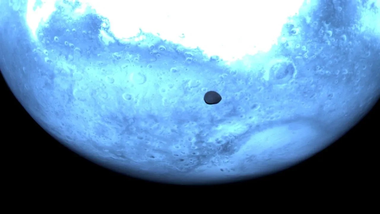 Mars'ın dış uydusu Deimos'un pürüzsüz yüzeyi ile güney kutbundaki dev