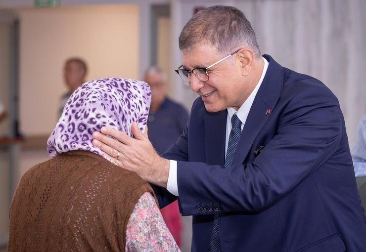 İzmir Büyükşehir Belediyesi, ihtiyaç sahibi emeklilere yönelik Emekli Desteği Programı’nı