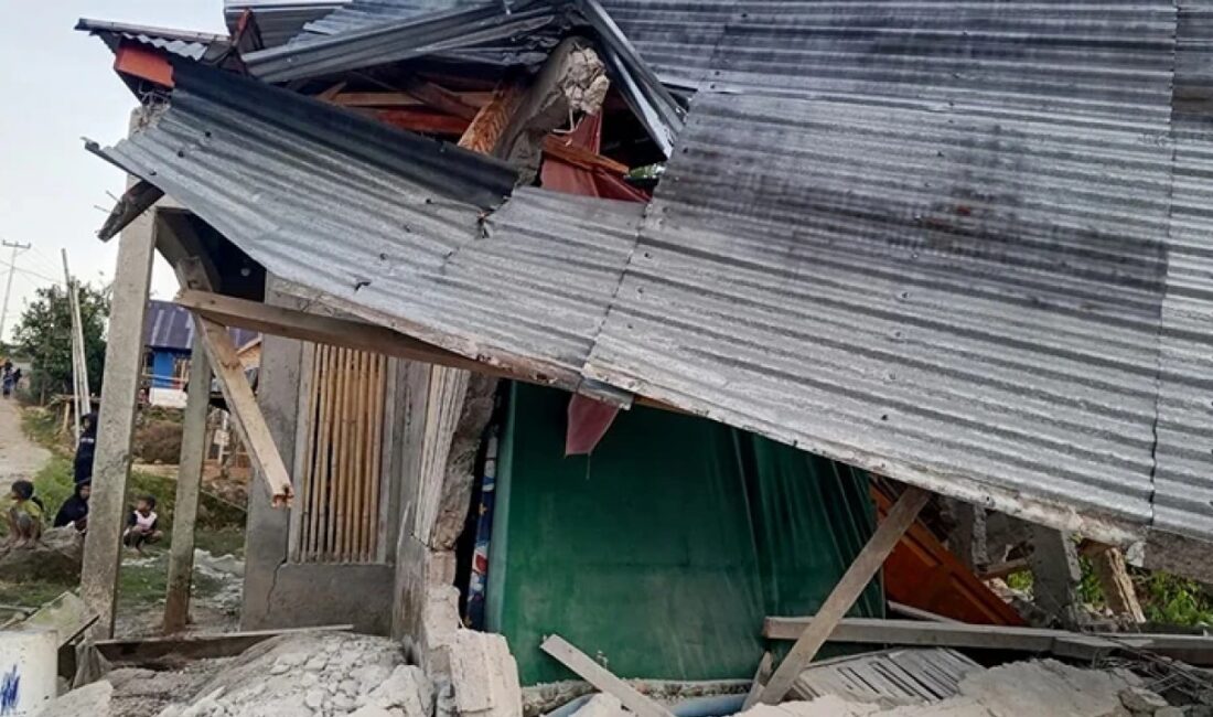 Endonezya açıklarında kaydedilen şiddetli deprem sonrası yetkililer kıyı bölgeleri için