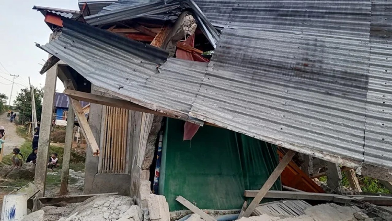 Endonezya açıklarında kaydedilen şiddetli deprem sonrası yetkililer kıyı bölgeleri için