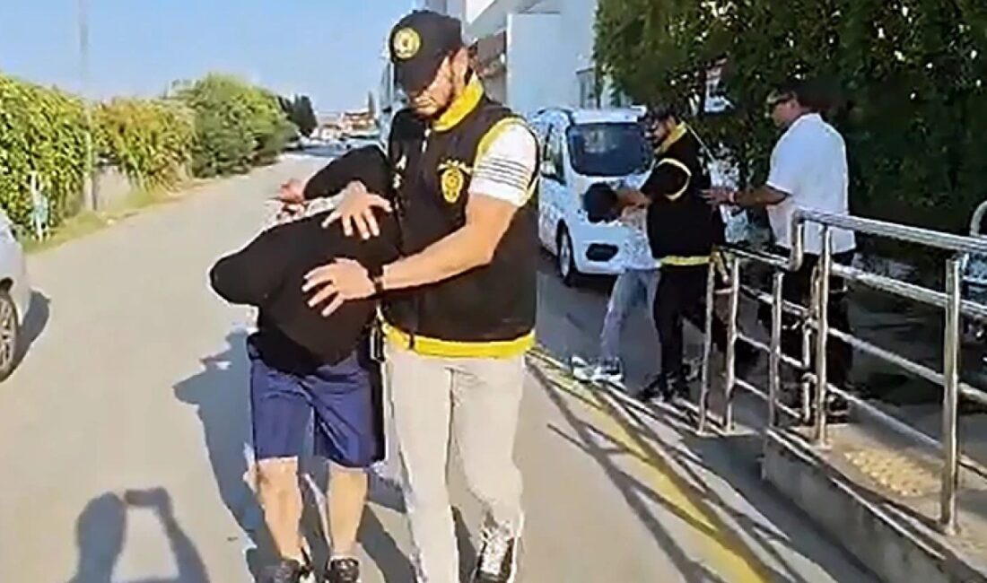Sarıçam'da iki ev arkadaşı, birlikte içki içtikleri Emrah Kocaoğlu'nu bıçaklayarak