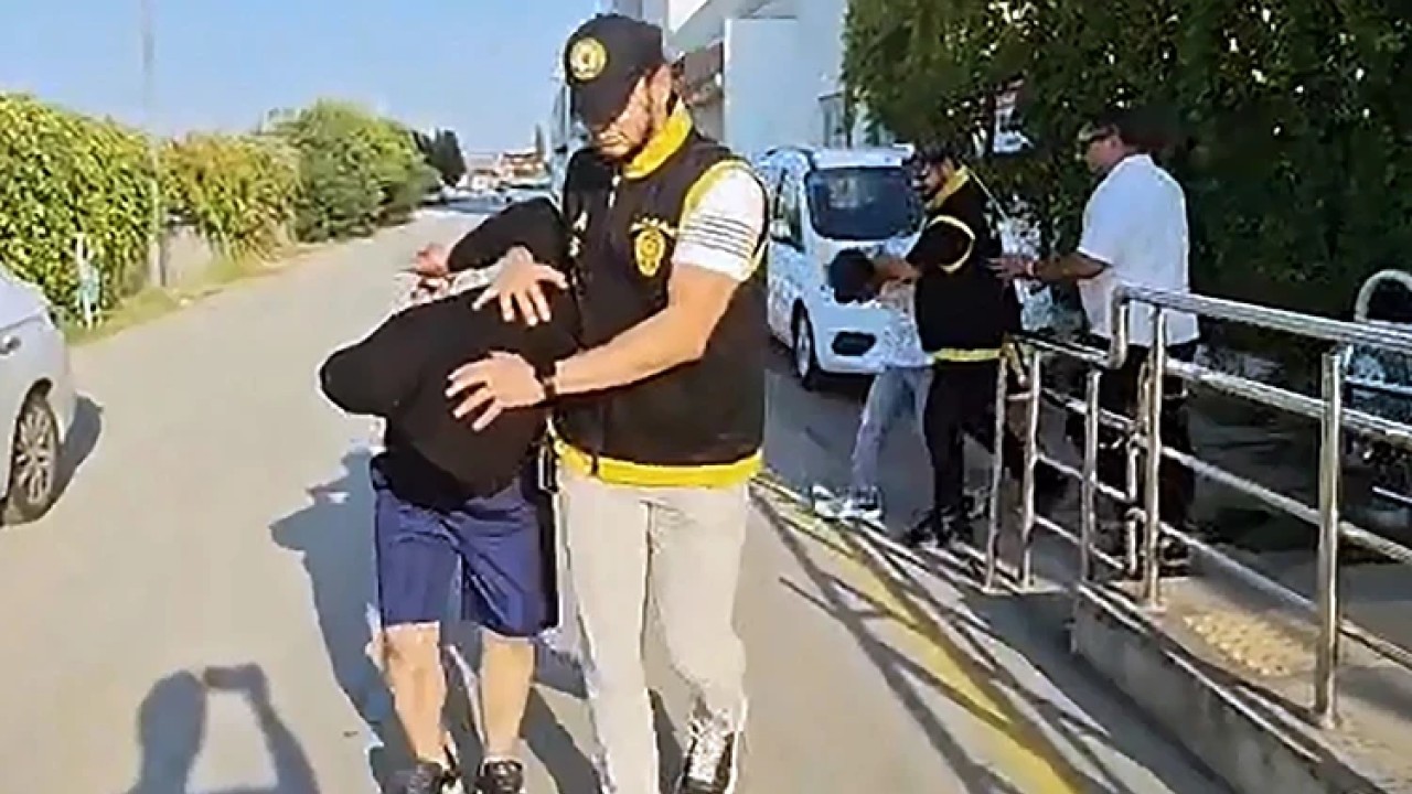 Sarıçam'da iki ev arkadaşı, birlikte içki içtikleri Emrah Kocaoğlu'nu bıçaklayarak