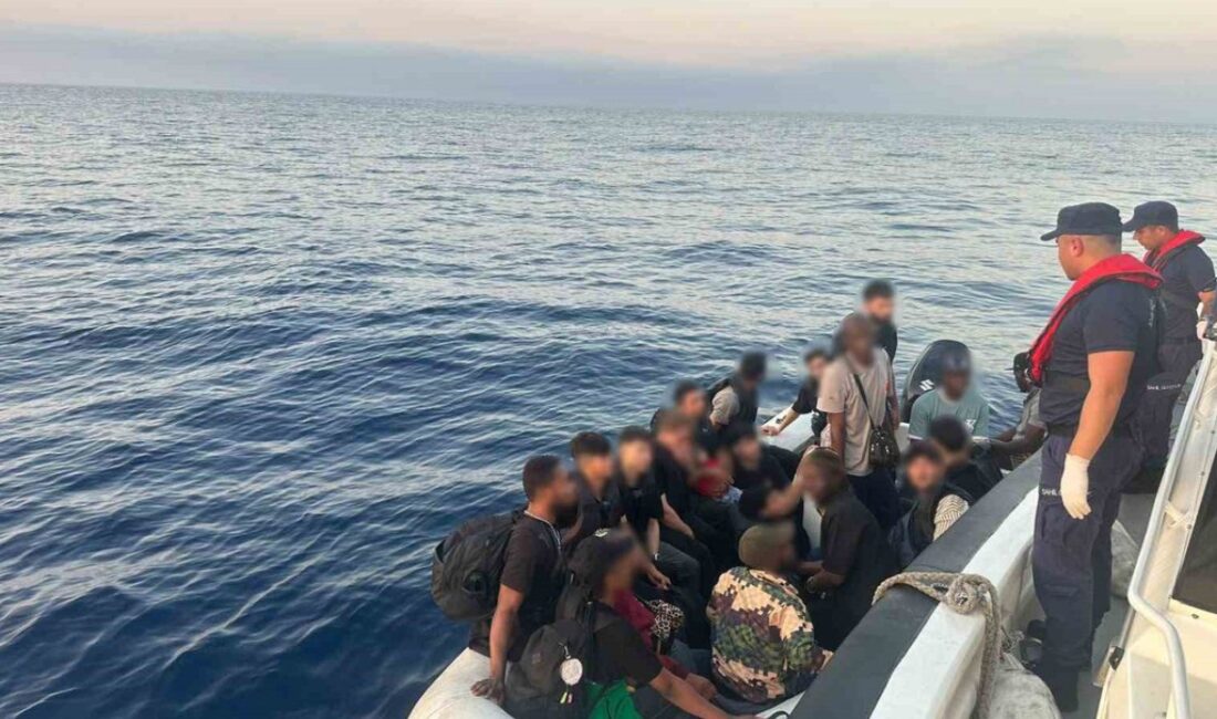 İzmir açıklarında düzenlenen iki operasyonla aralarında çocukların bulunduğu 44 düzensiz