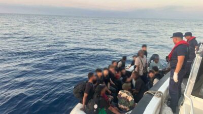 İzmir açıklarında düzenlenen iki operasyonla aralarında çocukların bulunduğu 44 düzensiz