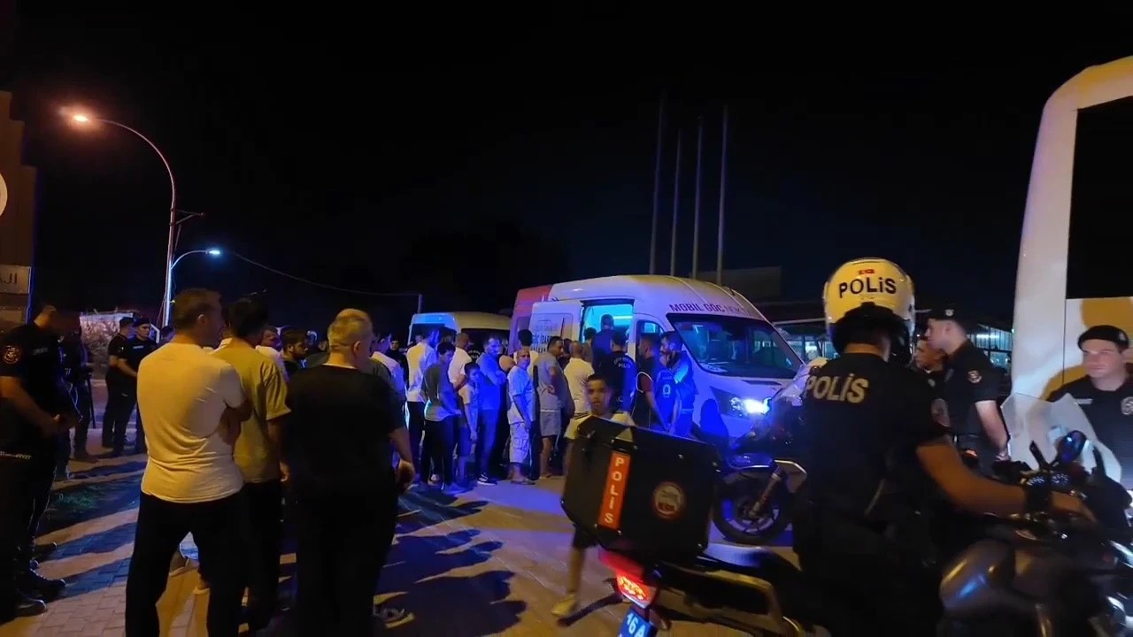 Bursa'nın Gemlik ilçesinde düzenlenen uygulamaya yaklaşık 1.000 polis katıldı. Denetimler