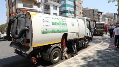 Menderes Belediyesi, yeni temizlik seferberliği başlatarak caddeleri köşe bucak temizliyor.