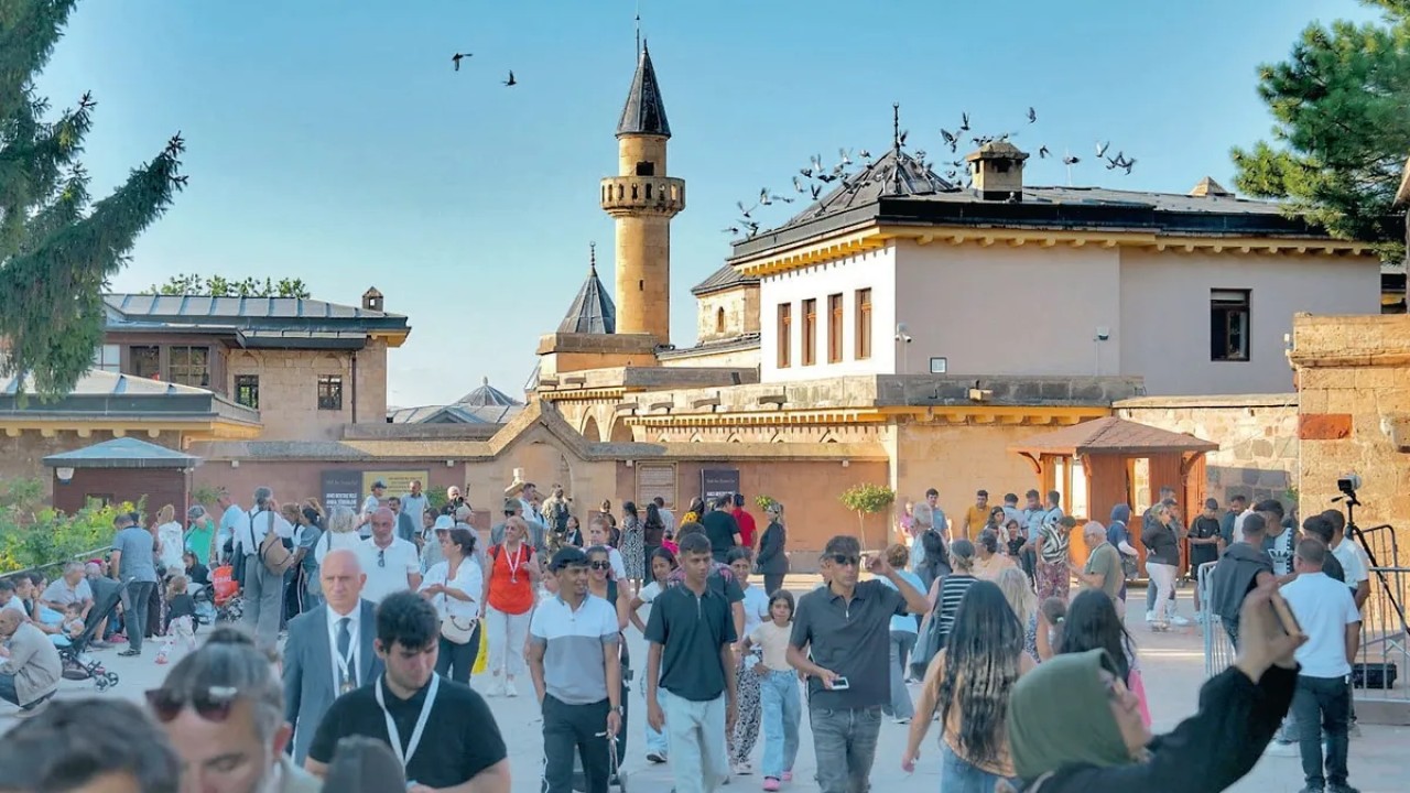 Nevşehir'de düzenlenen anma programında Hacı Bektaş Veli'nin öğretileri ön plana