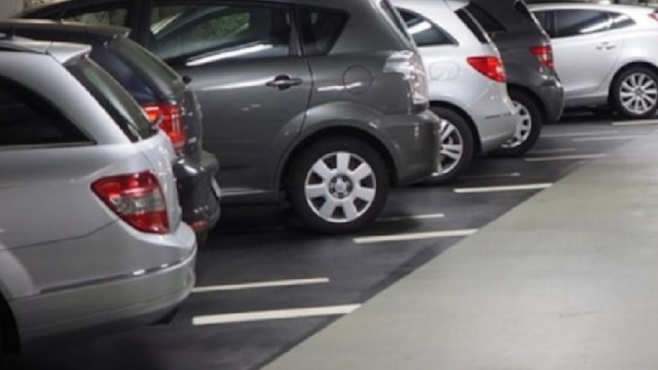 Alışveriş merkezlerinin otoparklarında hatalı park edilen araçlara yönelik uygulamalar tartışılmaya