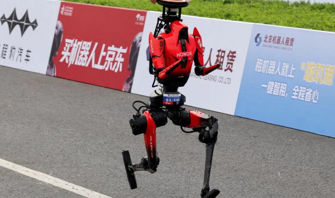 Çinli teknoloji şirketi Honor'ın geliştirdiği Lightning adlı insansı robot, 100