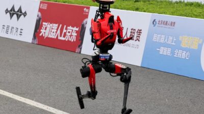 Çinli teknoloji şirketi Honor'ın geliştirdiği Lightning adlı insansı robot, 100