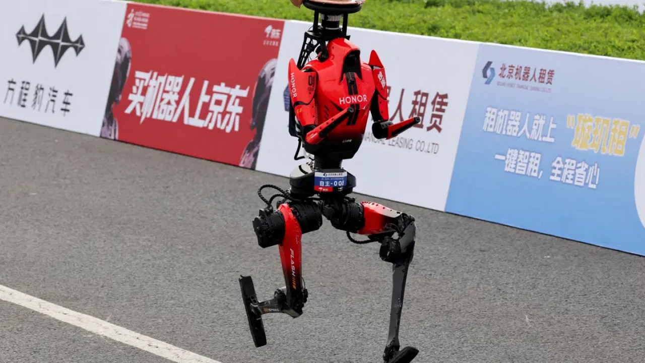 Çinli teknoloji şirketi Honor'ın geliştirdiği Lightning adlı insansı robot, 100