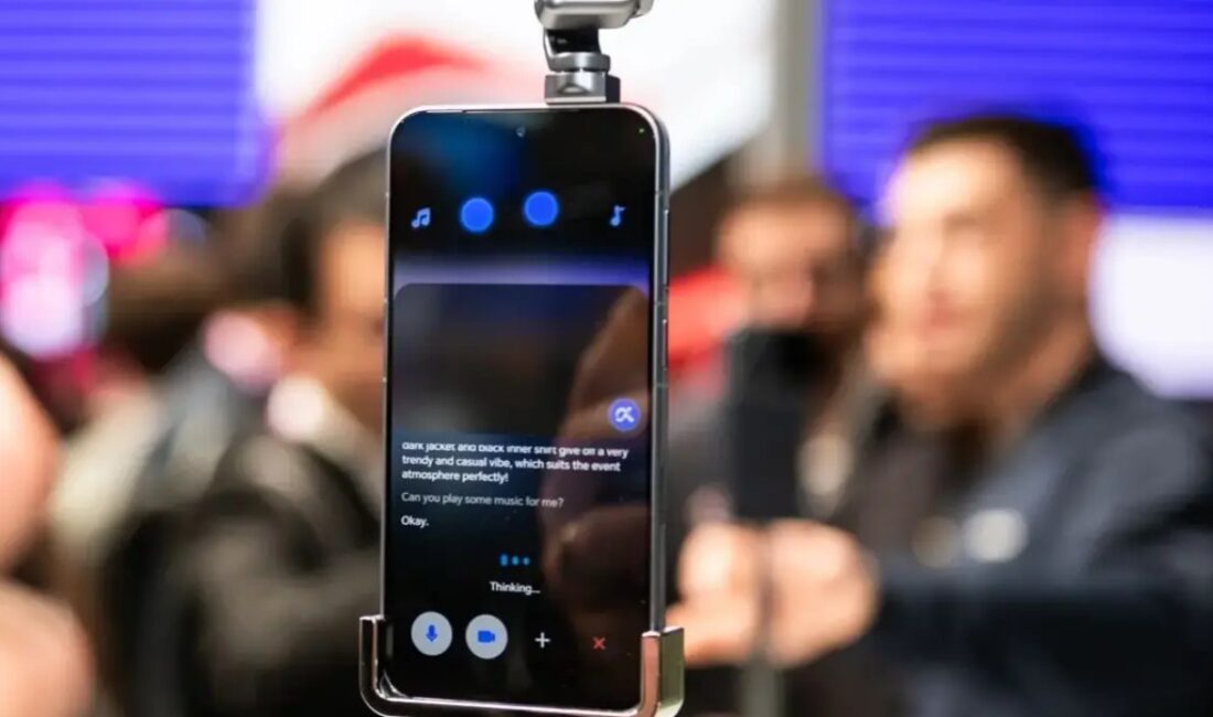 HONOR, tamamen motorlu üç eksenli mekanik gimbal taşıyan Robot Phone'u