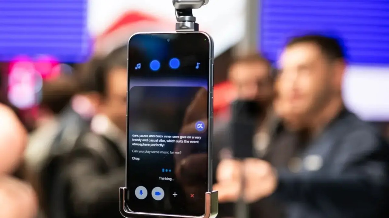 HONOR, tamamen motorlu üç eksenli mekanik gimbal taşıyan Robot Phone'u