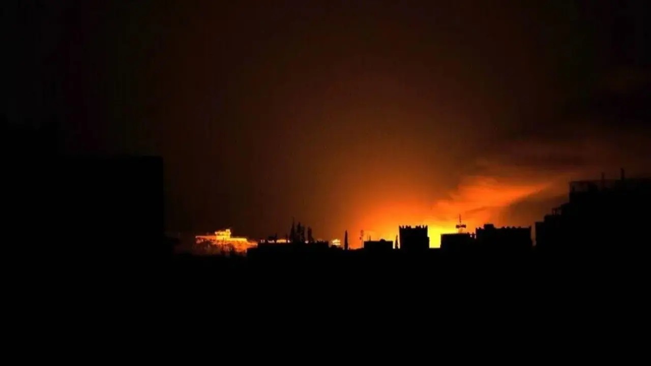Yemen'in güneybatısındaki El-Muha ilçesi ve limanına düzenlenen saldırıda bir liman