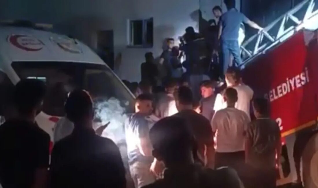 Hakkari'nin Derecik ilçesinde evinin anahtarını unutan Uzman Çavuş Kasım Yurt,