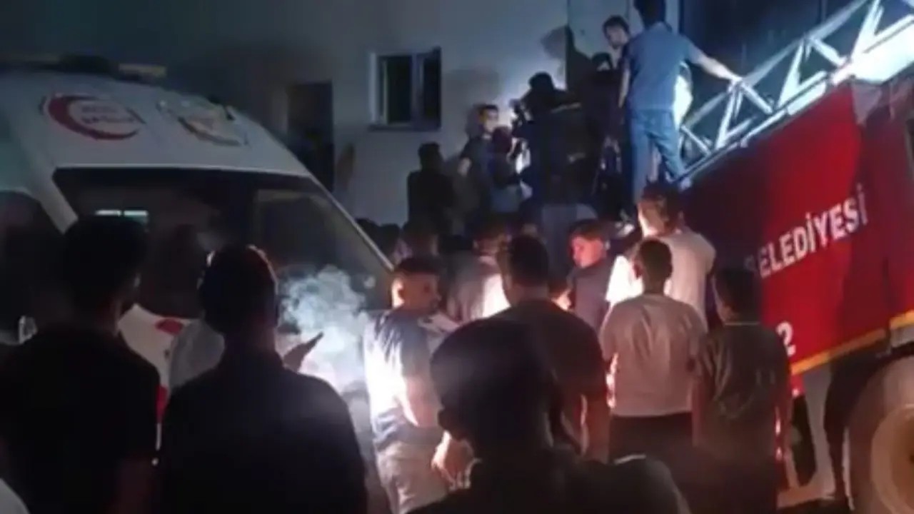 Hakkari'nin Derecik ilçesinde evinin anahtarını unutan Uzman Çavuş Kasım Yurt,