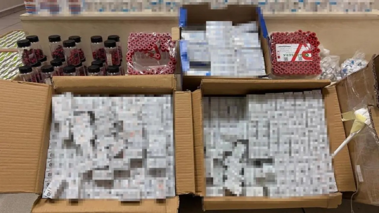 İzmir polisi, gümrük kaçağı steroid etken maddeli ilaçlara yönelik eş