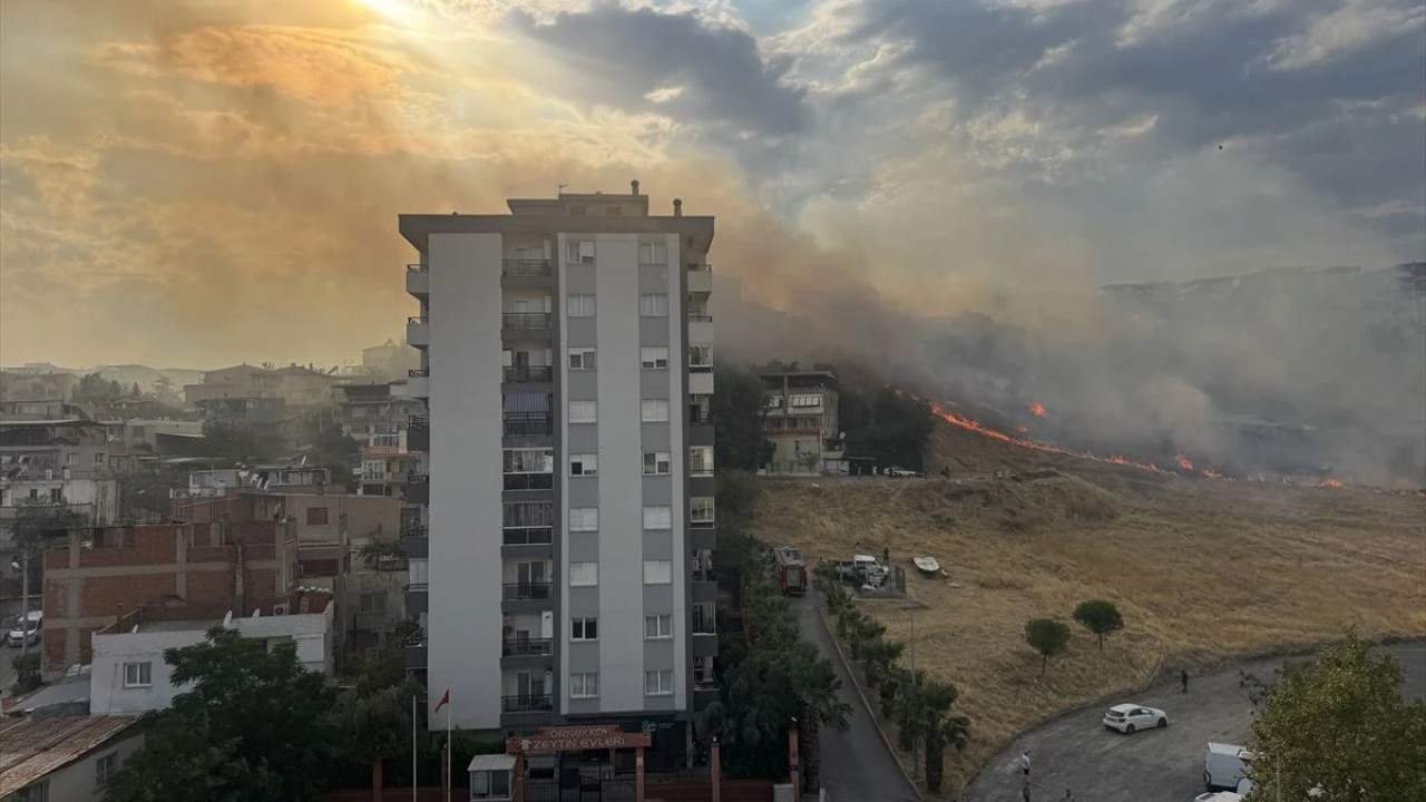 Karşıyaka'da otluk alanda çıkan yangına müdahale ediliyor. Çalışmalarla alevlerin yayılmasının