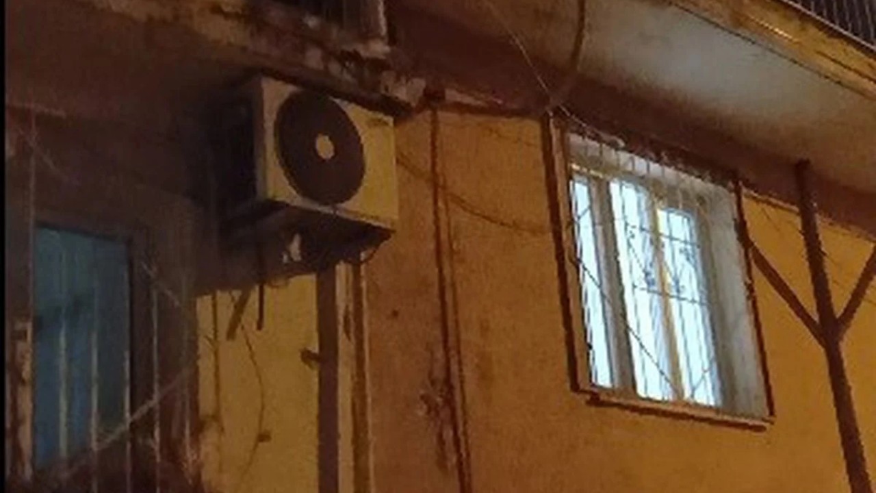 İzmir'in Konak ilçesinde kavgadan kaçarken elektrik tellerine takılan kedi, mahalle