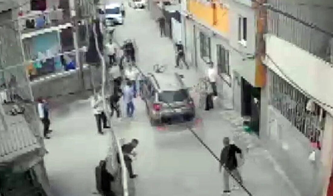 Adana'da iki aile arasındaki kavga sırasında bir kişi otomobilini kalabalığın