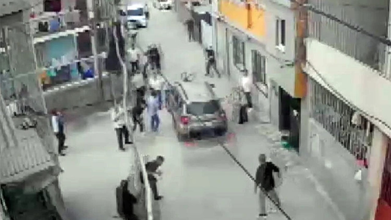 Adana'da iki aile arasındaki kavga sırasında bir kişi otomobilini kalabalığın