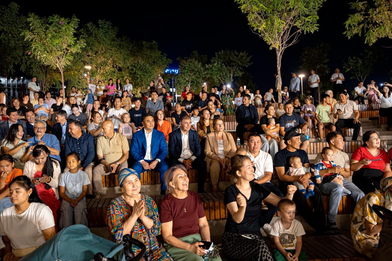 İzmir Büyükşehir Belediye Başkanı Dr. Cemil Tugay ve beraberindeki İzmir