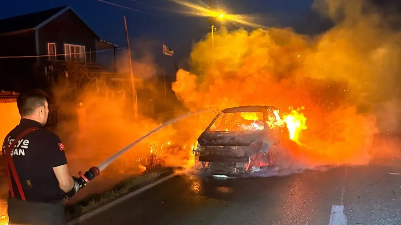 Yangın motor bölümünde başlayıp otomobili kullanılamaz hale getirdi. Olayın ardından