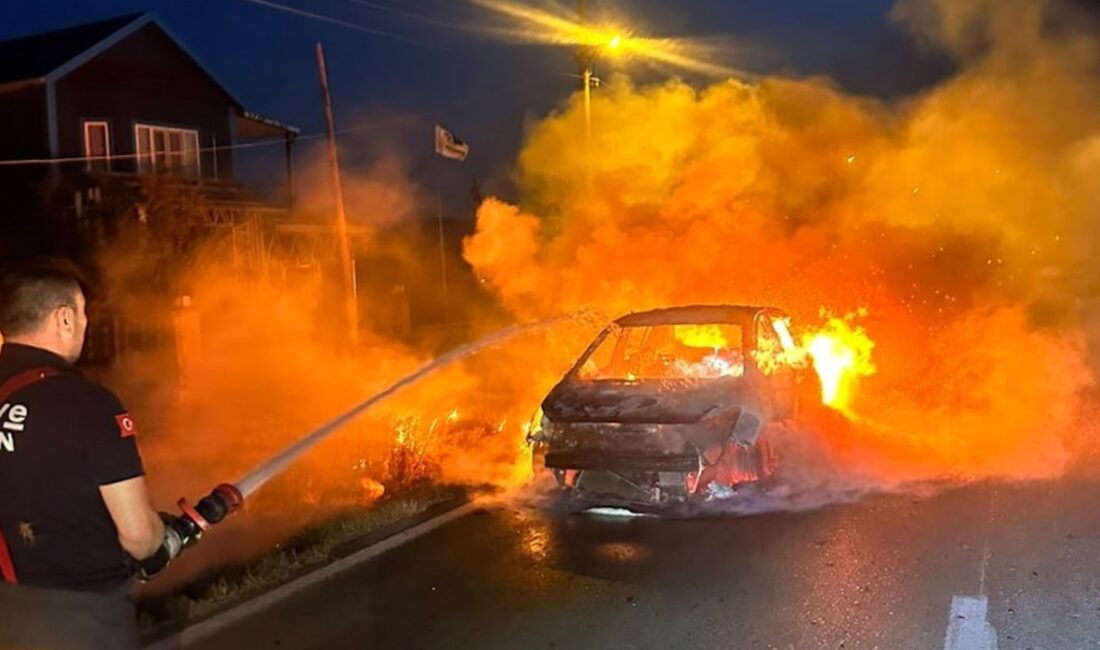 Edirne'nin Keşan ilçesinde seyir halindeyken bir otomobilin motor bölümünden alev