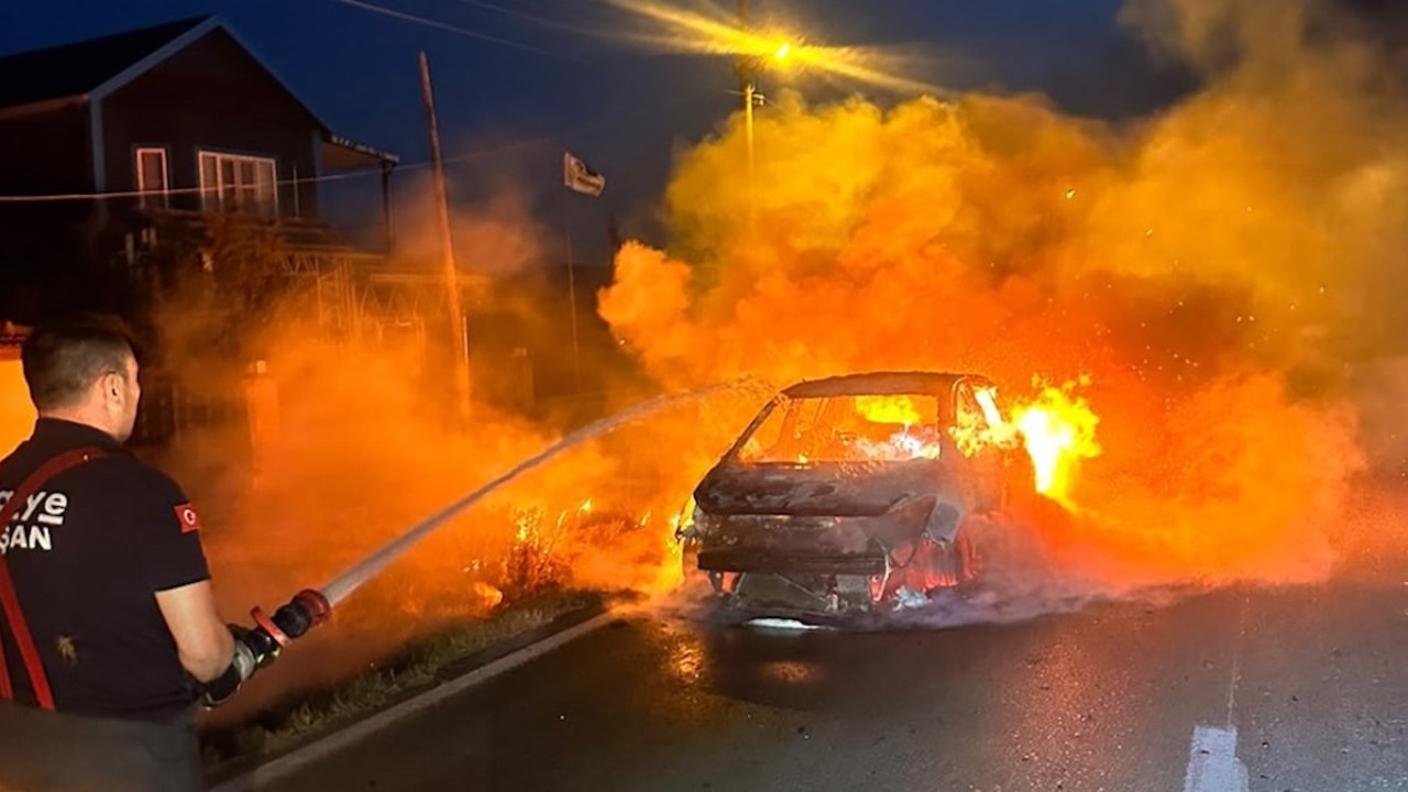 Edirne'nin Keşan ilçesinde seyir halindeyken bir otomobilin motor bölümünden alev